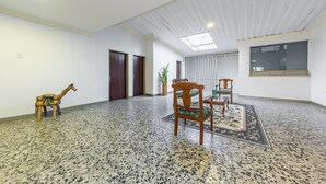 A spacious room with a patterned floor, wooden furniture, and a ceiling with a skylight. - Ayenda Parque del Quindio (Armenia)