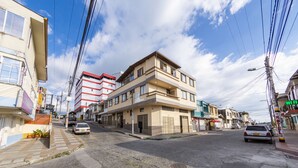A multi-story building with a flat facade, a visible entrance, and a sign indicating a hotel. - Ayenda Parque del Quindio (Armenia)