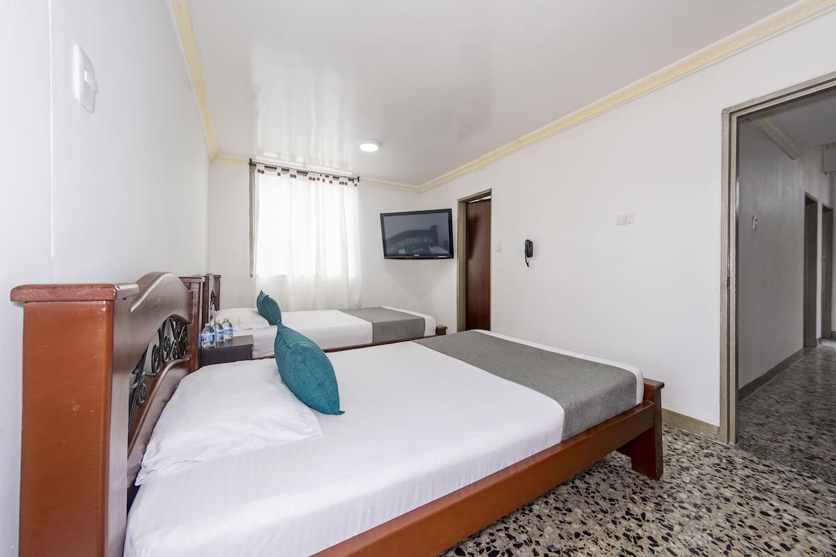 Hypo-allergenic bedding, free WiFi, bed sheets