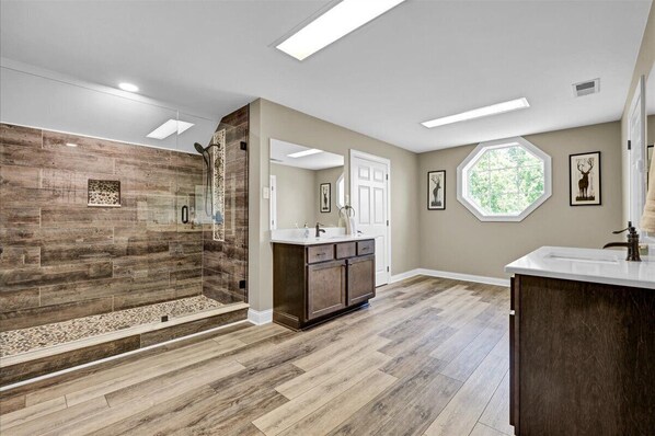 Shower, hair dryer, towels - The Persimmon Ridge Lodge - Golf Room & Pickleball! (Louisville)