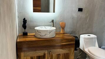 Badewanne, Haartrockner, Handtücher, Seife