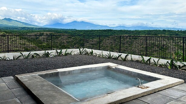 Un bain à remous avec vue sur les montagnes.