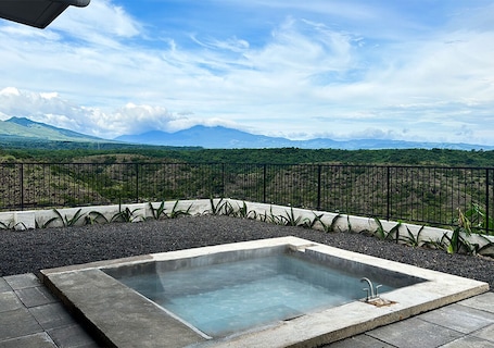 Outdoor spa tub. Destino Hotel & Hot Springs - Luxury Villa in San Bernando de Bagaces.