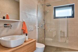 Douche, séchoir à cheveux, serviettes fournies, savon