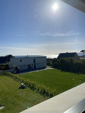 A modern house with a large lawn and a view of the sea. - Maison Neuve à 250 Mètres de la Plage (Telgruc-sur-Mer)