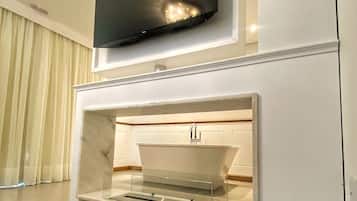 Hochwertige Bettwaren, Minibar, Zimmersafe, individuell dekoriert
