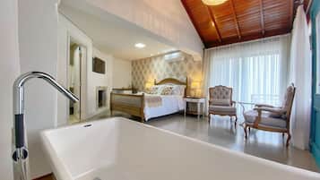 Luxury-Suite | Hochwertige Bettwaren, Minibar, Zimmersafe, individuell dekoriert