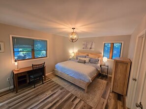 4 dormitorios, escritorio, tabla de planchar con plancha y cuna de viaje