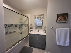 Ensemble baignoire-douche, séchoir à cheveux, serviettes fournies, savon