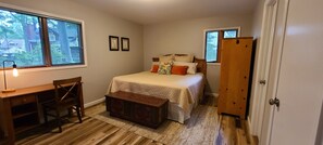 4 sovrum, skrivbord, strykjärn/strykbräda och resesäng