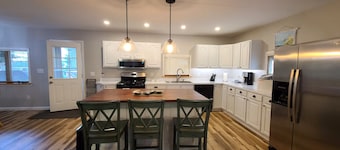 Family Friendly, Pet Friendly, quiet location close to town and Beaches