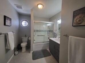 Combined shower/bathtub, hair dryer, towels, soap