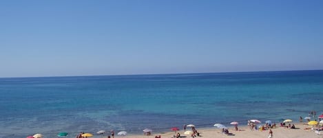 Una spiaggia nelle vicinanze