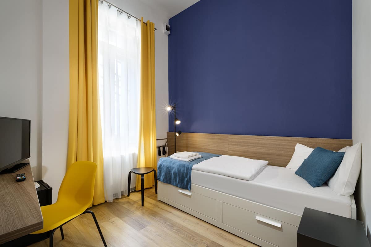 Superior Single Room | 1 bedroom, in-room safe, desk, laptop workspace