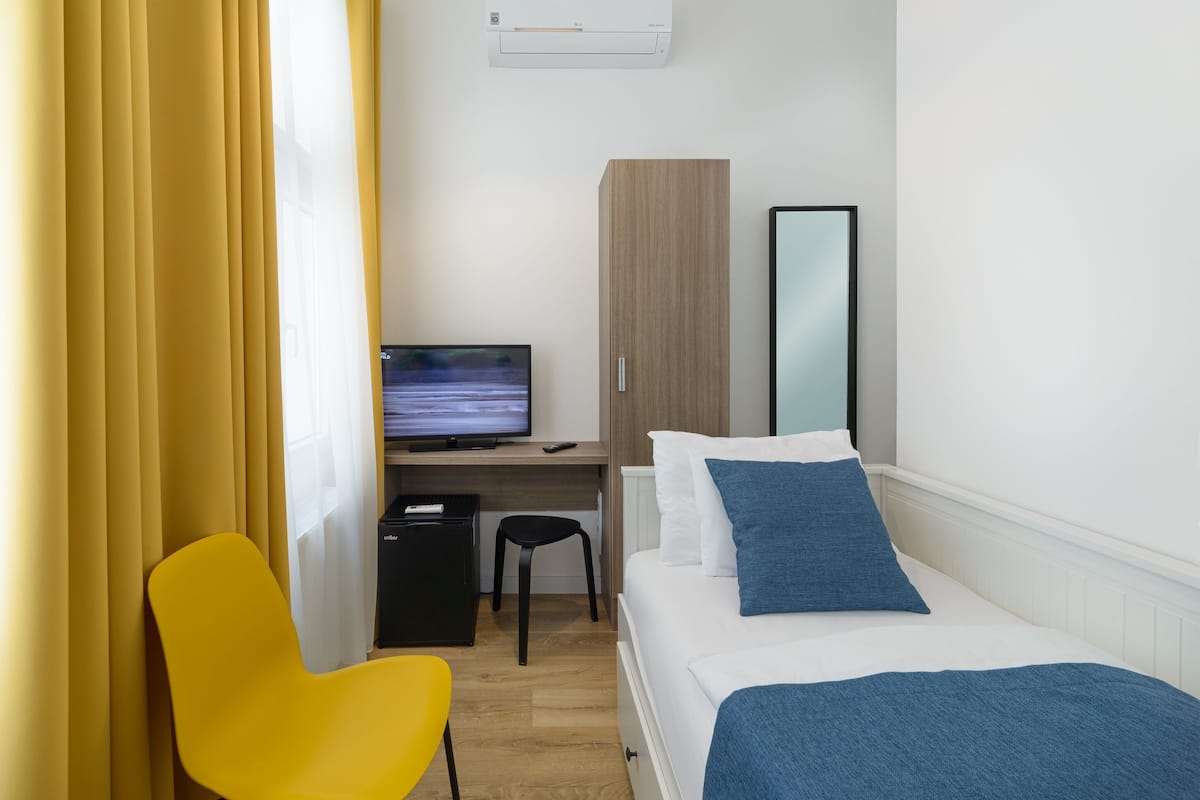 Standard Single Room | 1 bedroom, in-room safe, desk, laptop workspace