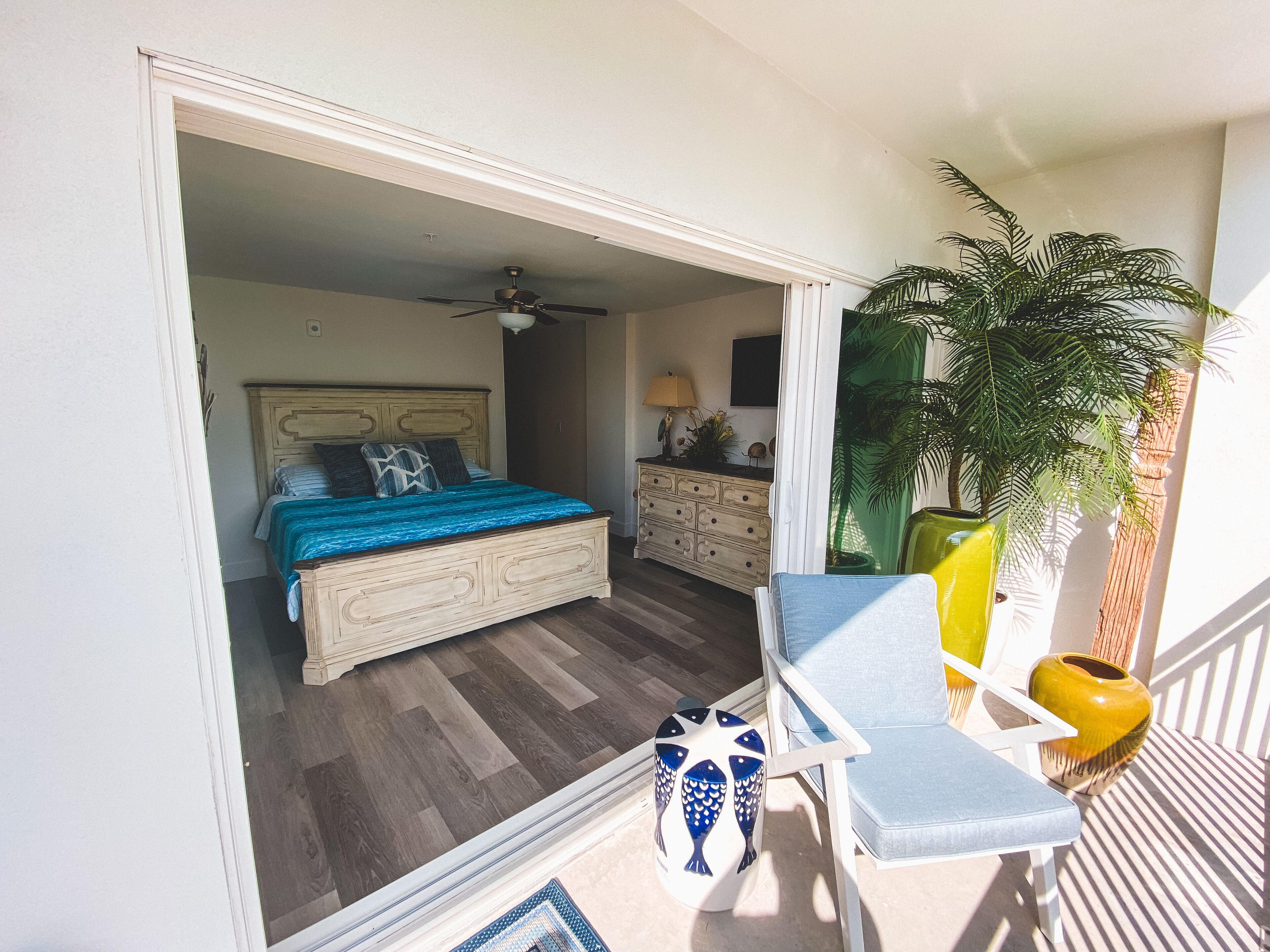 Een slaapkamer met een bed, een kaptafel en een stoel.