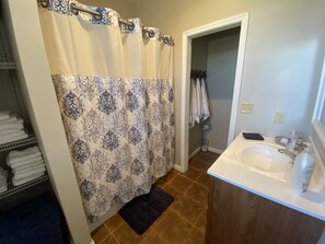 Combined shower/bathtub, hair dryer, towels, soap - Private Suite on Eastern Kentucky Farm with Indoor Pickleball Court (West Liberty)