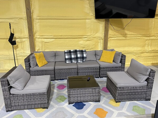 TV - Private Suite on Eastern Kentucky Farm with Indoor Pickleball Court (West Liberty)