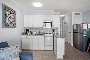 Refrigerador con freezer, microondas, horno, placa de cocina