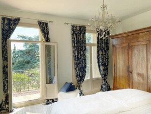 5 bedrooms, iron/ironing board, free WiFi, bed sheets