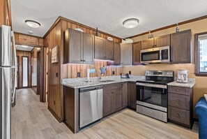 Full-size fridge, microwave, oven, stovetop