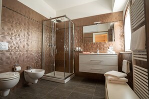 Habitación de lujo, 1 cama doble | Wifi gratis