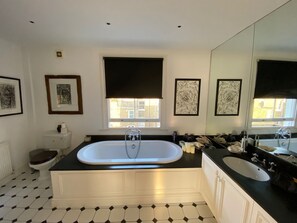 Combined shower/tub, towels, toilet paper