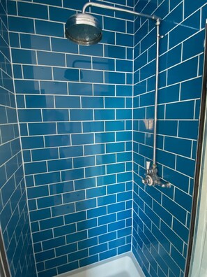 Combined shower/tub, towels, toilet paper