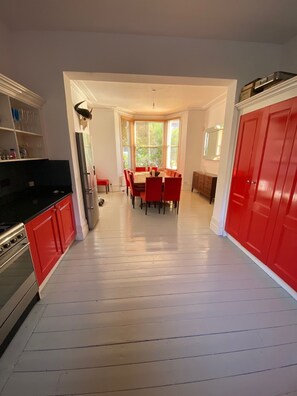 Geladeira, fogão, cooktop, lava-louças