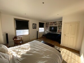 4 quartos, escrivaninha, ferros/tábuas de passar roupa, berço de viagem