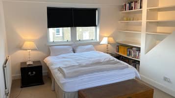 4 bedrooms, desk, iron/ironing board, travel cot