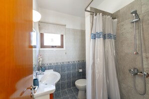 Shower, hair dryer, towels - Protaras Villa Elena 3 (Protaras)