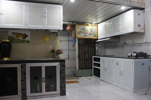 Fridge, microwave, oven, stovetop - Johnny homestay, bed and breakfast, smarthome, quiet, amenities (Thành phố Hồ Chí Minh)