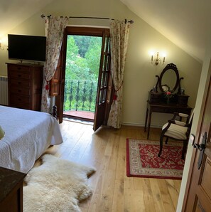 4 Schlafzimmer, Bügeleisen/Bügelbrett