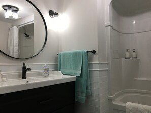 Duschwanne, Haartrockner, Handtücher