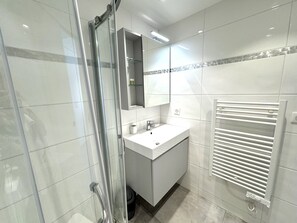 Shower, hair dryer, towels