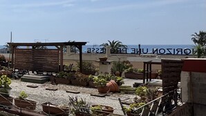 A rooftop garden with potted plants and a pergola structure. - Maison Linda (Niza)