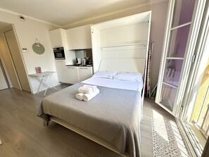 Iron/ironing board, free WiFi, bed sheets