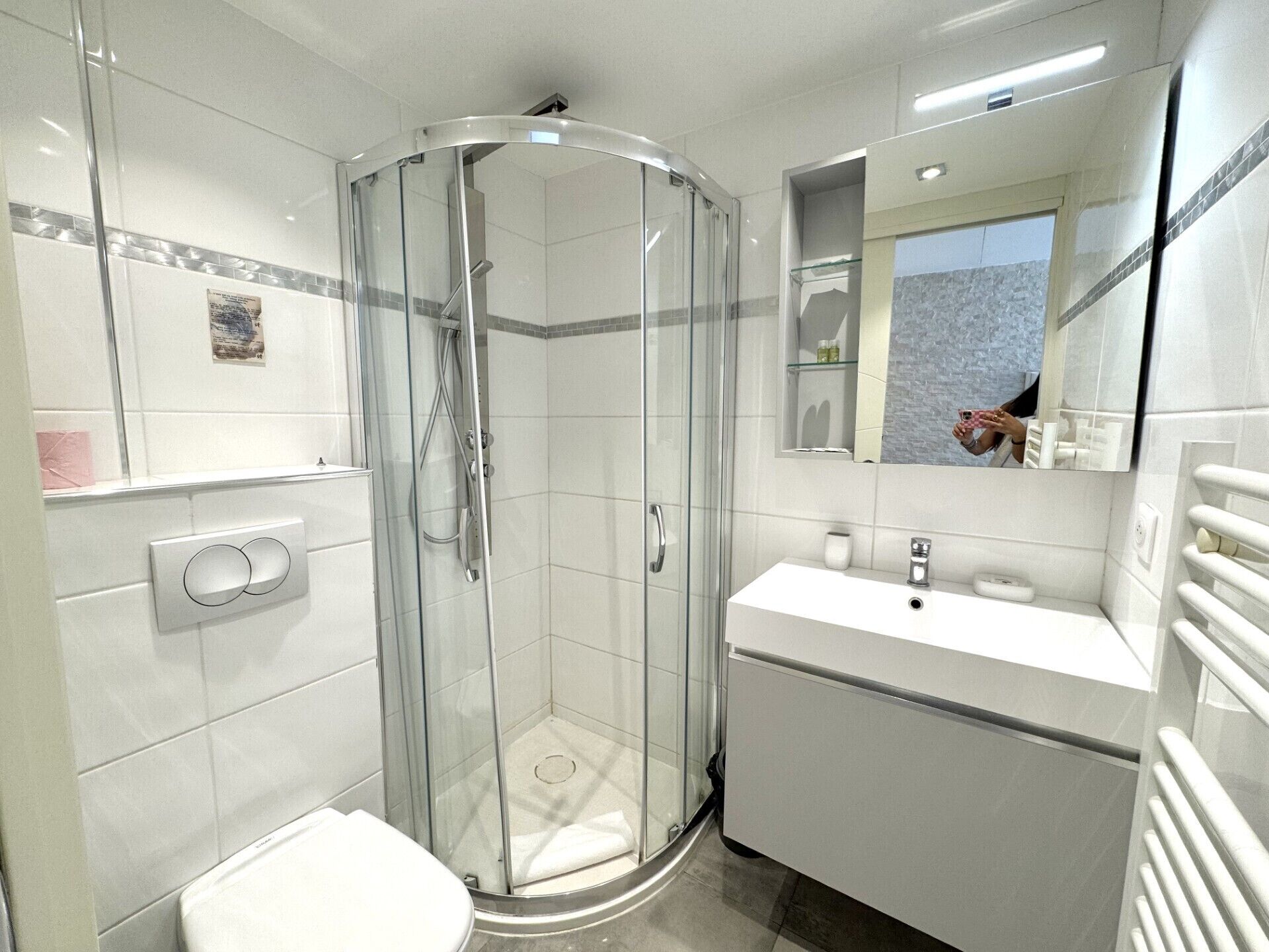 Dusche, Haartrockner, Handtücher