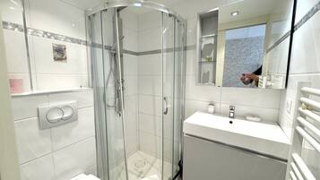 Douche, sèche-cheveux, serviettes fournies