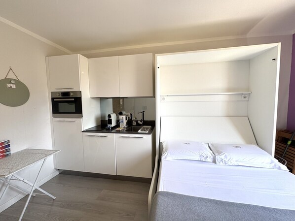 Iron/ironing board, free WiFi, bed sheets