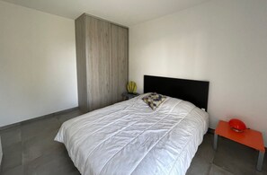 2 slaapkamers, een strijkplank/strijkijzer, reisbedje, gratis wifi