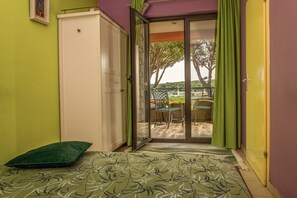 1 間睡房、熨斗/熨衫板、嬰兒床、可攜式嬰兒床