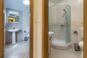 Shower, hair dryer, towels, toilet paper - Wonderful Villa Prisedi with Private Pool (Rakalj)