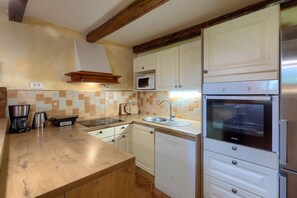 Jääkaappi, mikroaaltouuni, uuni, liesi