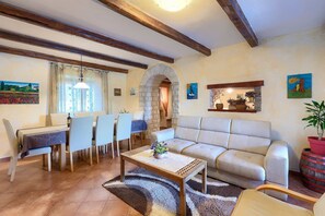 TV, fireplace, video games - Wonderful Villa Prisedi with Private Pool (Rakalj)