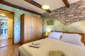 4 habitaciones, tabla de planchar con plancha y cuna de viaje 