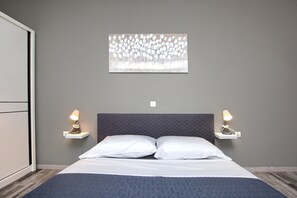 3 bedrooms, iron/ironing board, travel crib, free WiFi