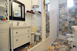 Douche, sèche-cheveux, serviettes fournies, papier toilette