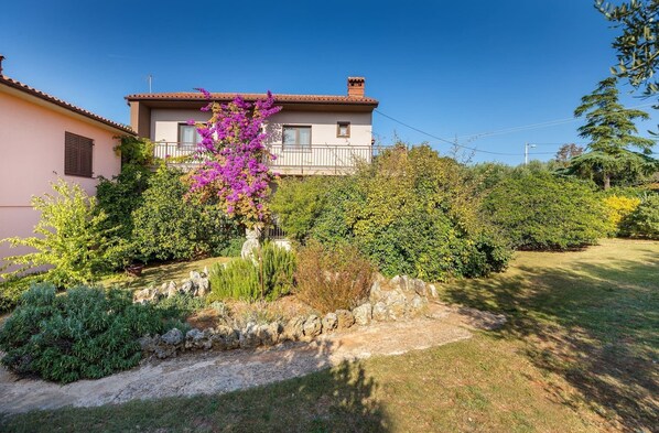 A house with a garden, a stone wall, and a clear blue sky. - Sabi Relax Zone Apartment - Private Pool, Jacuzzi (Pula)